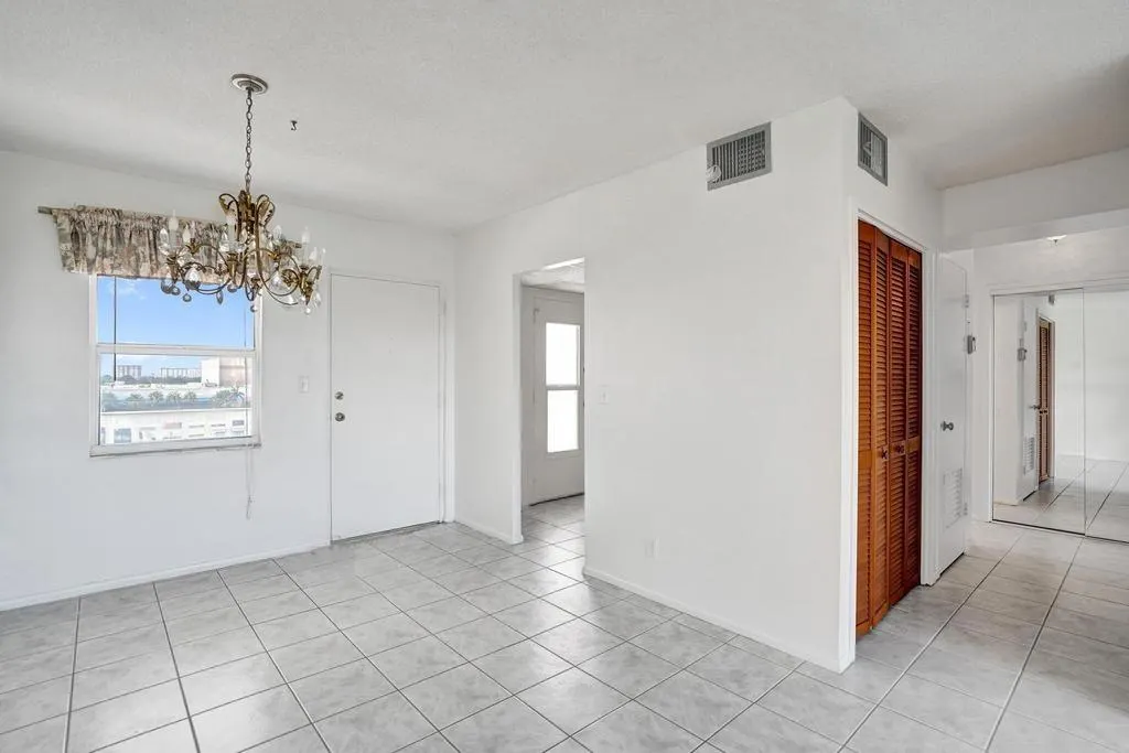 2555 NE 11th St, #804