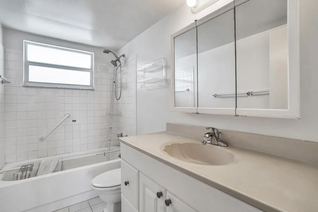 2555 NE 11th St, #804