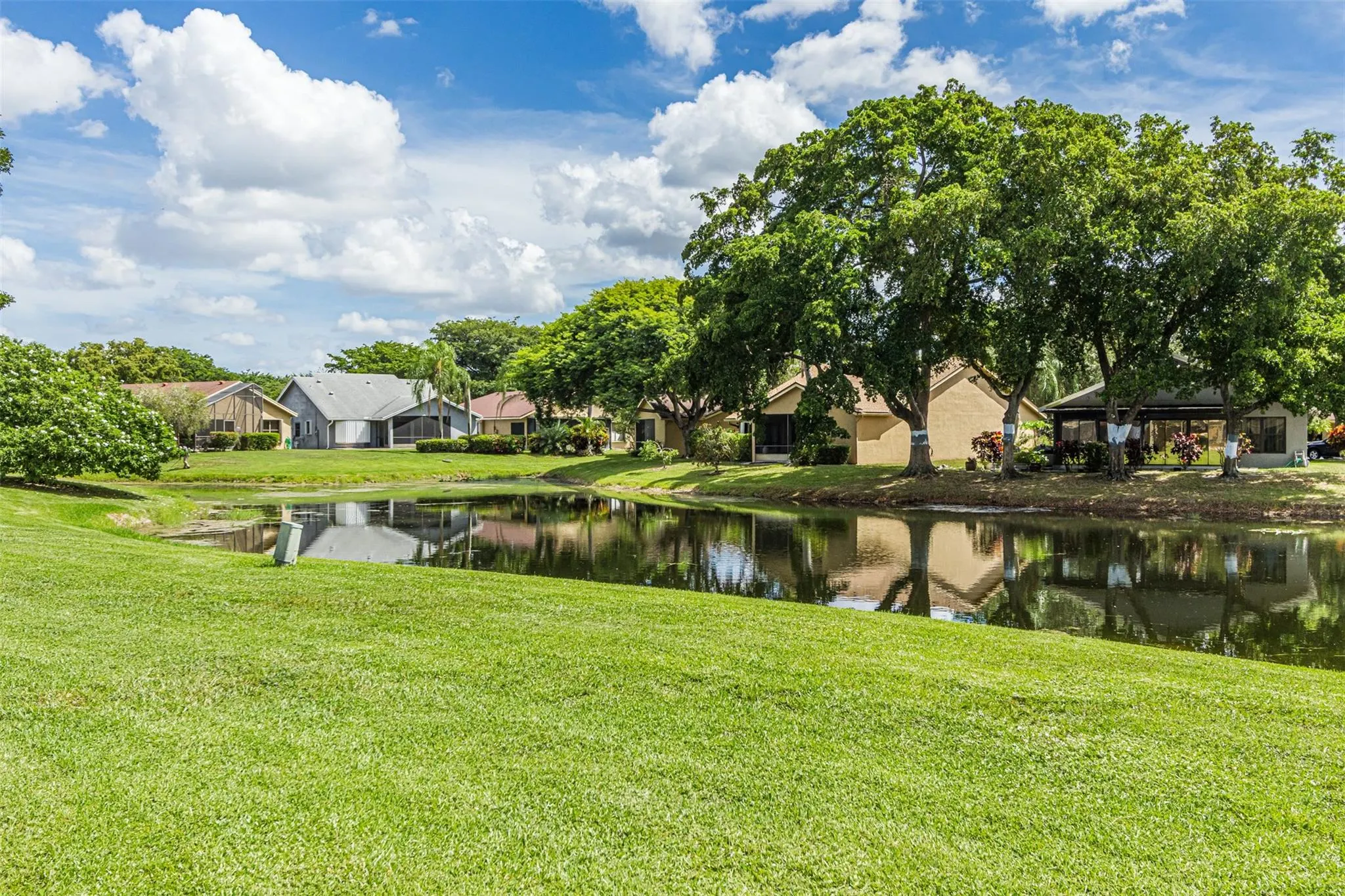 4915 Calamondin Cir