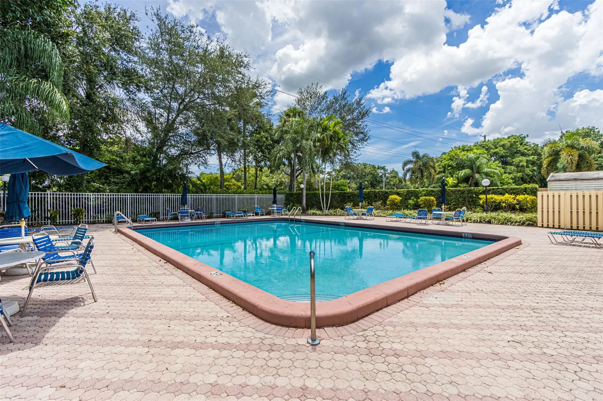 4915 Calamondin Cir