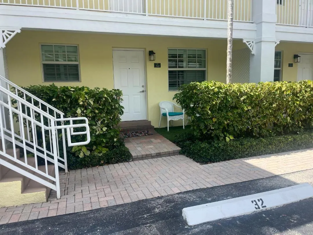 2660 NE 8th Ave, #208