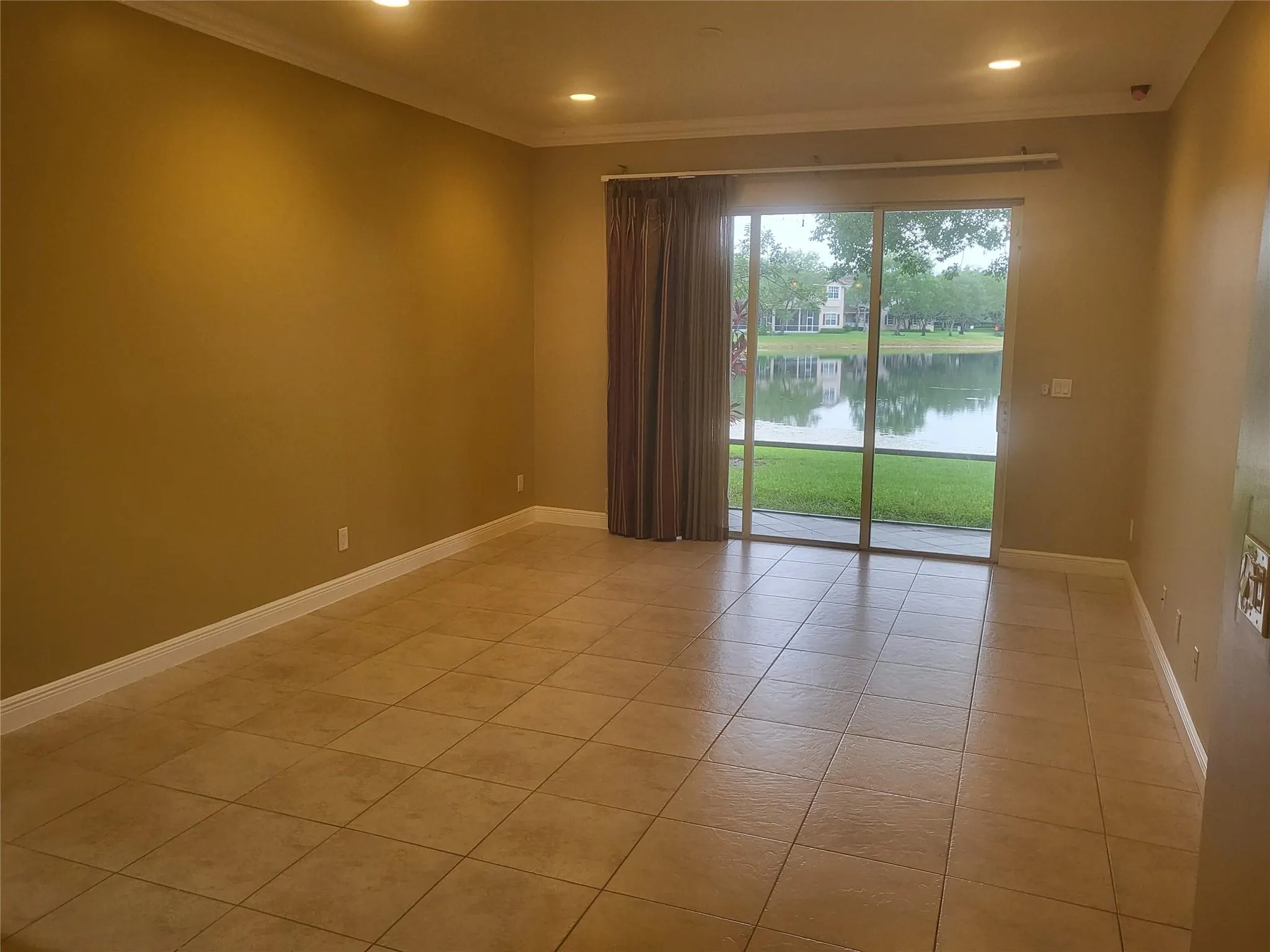 3331 Lakeside Drive, #37