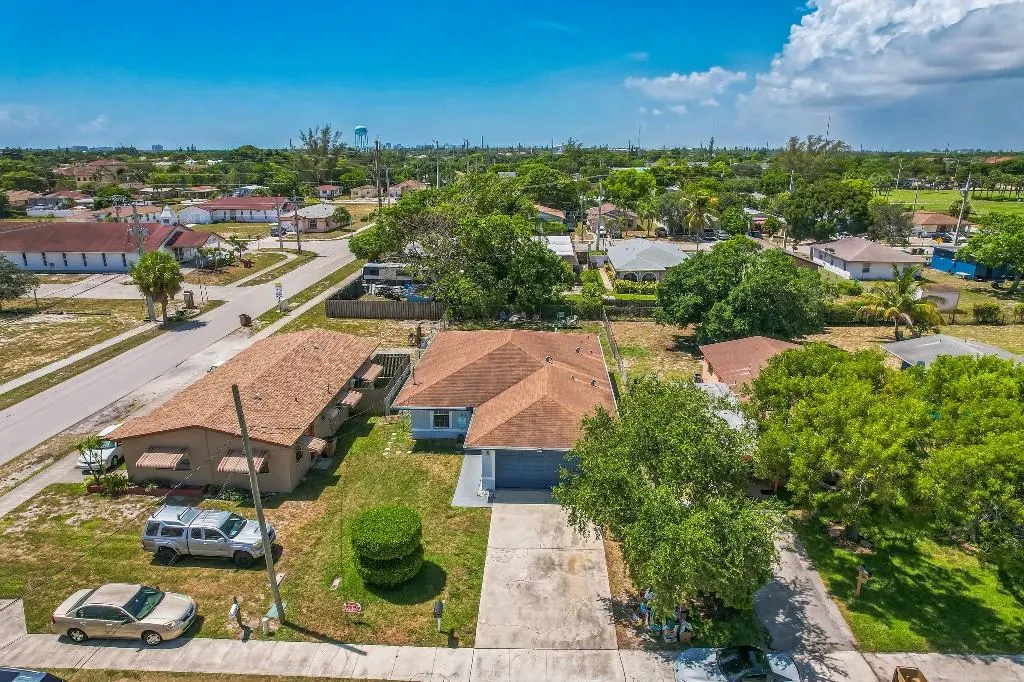 210 SW 3rd Ct