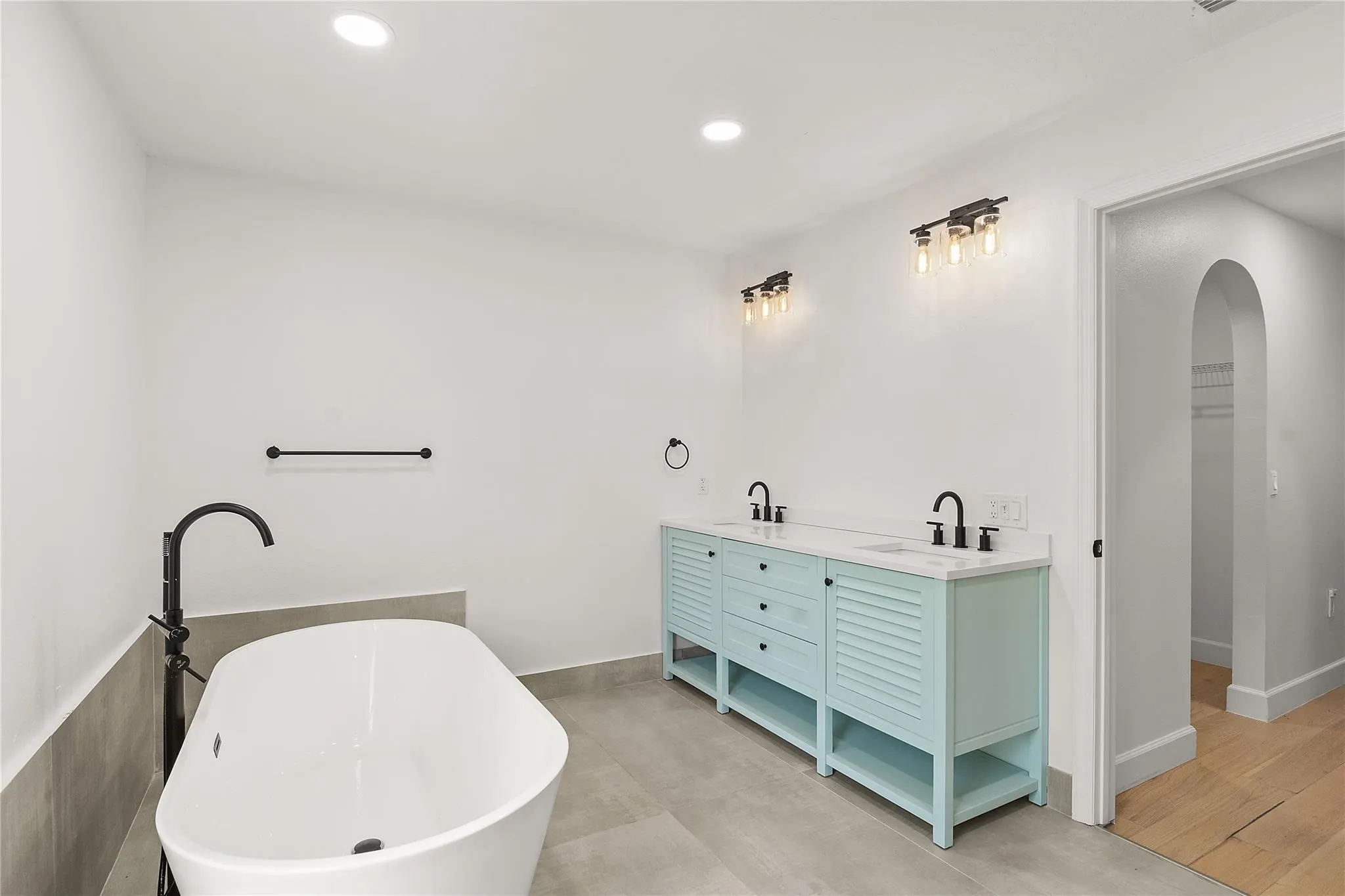 5947 Ridge Lake Cir