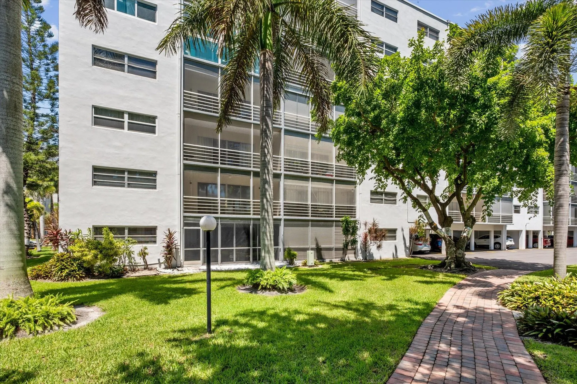 1000 NE 14th Ave, #211