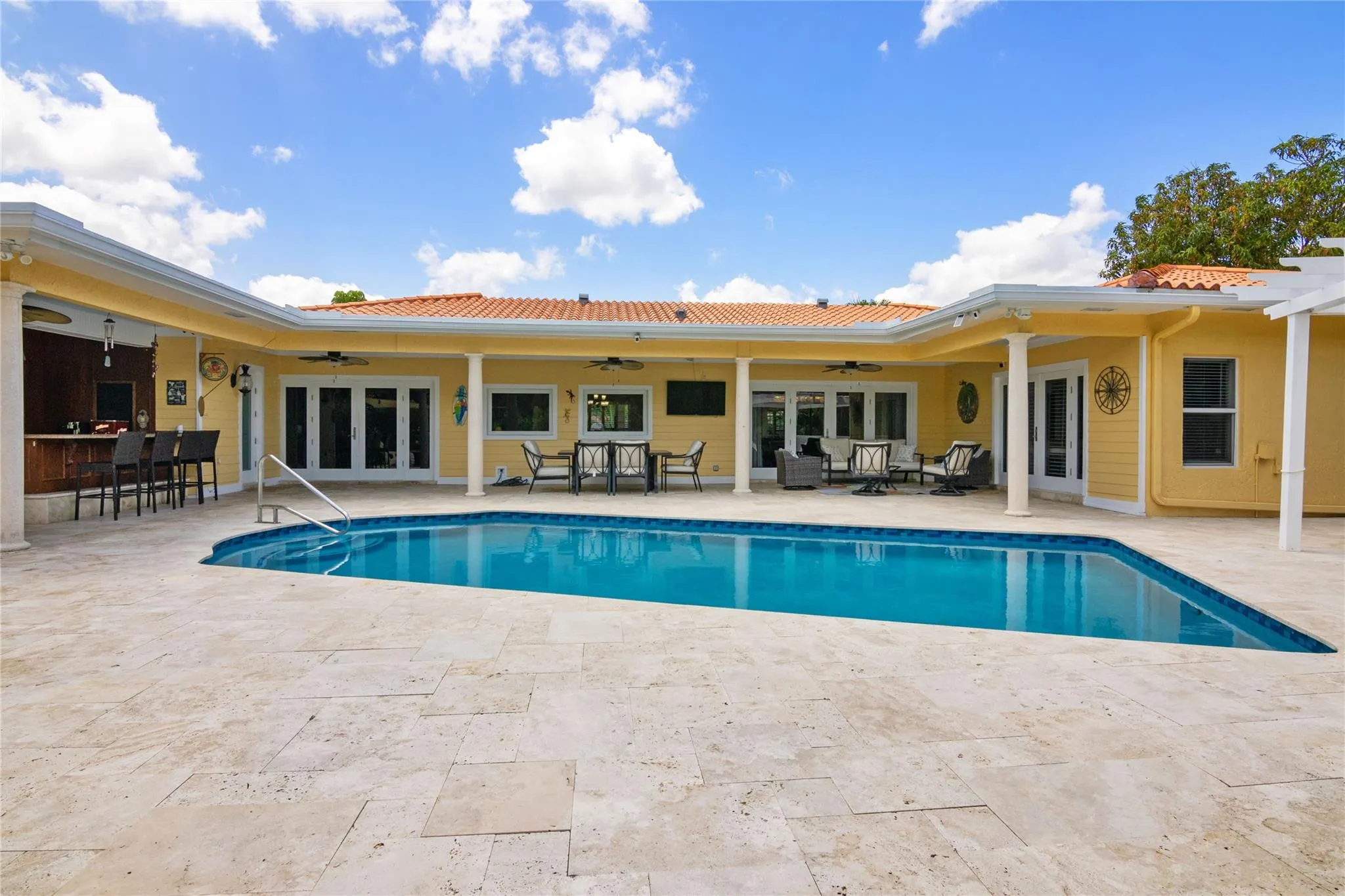 16686 Golfview Dr