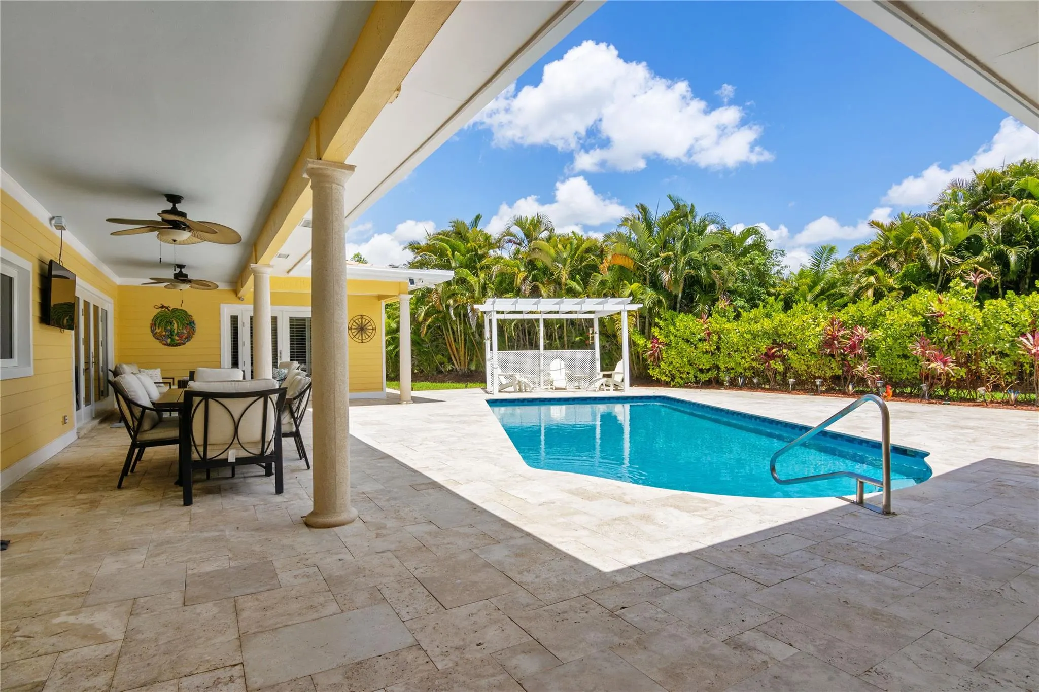 16686 Golfview Dr