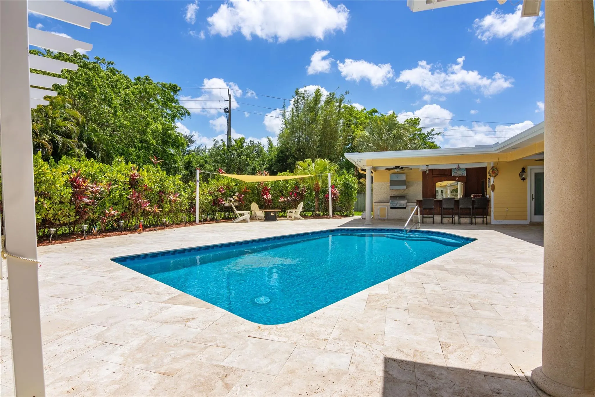 16686 Golfview Dr