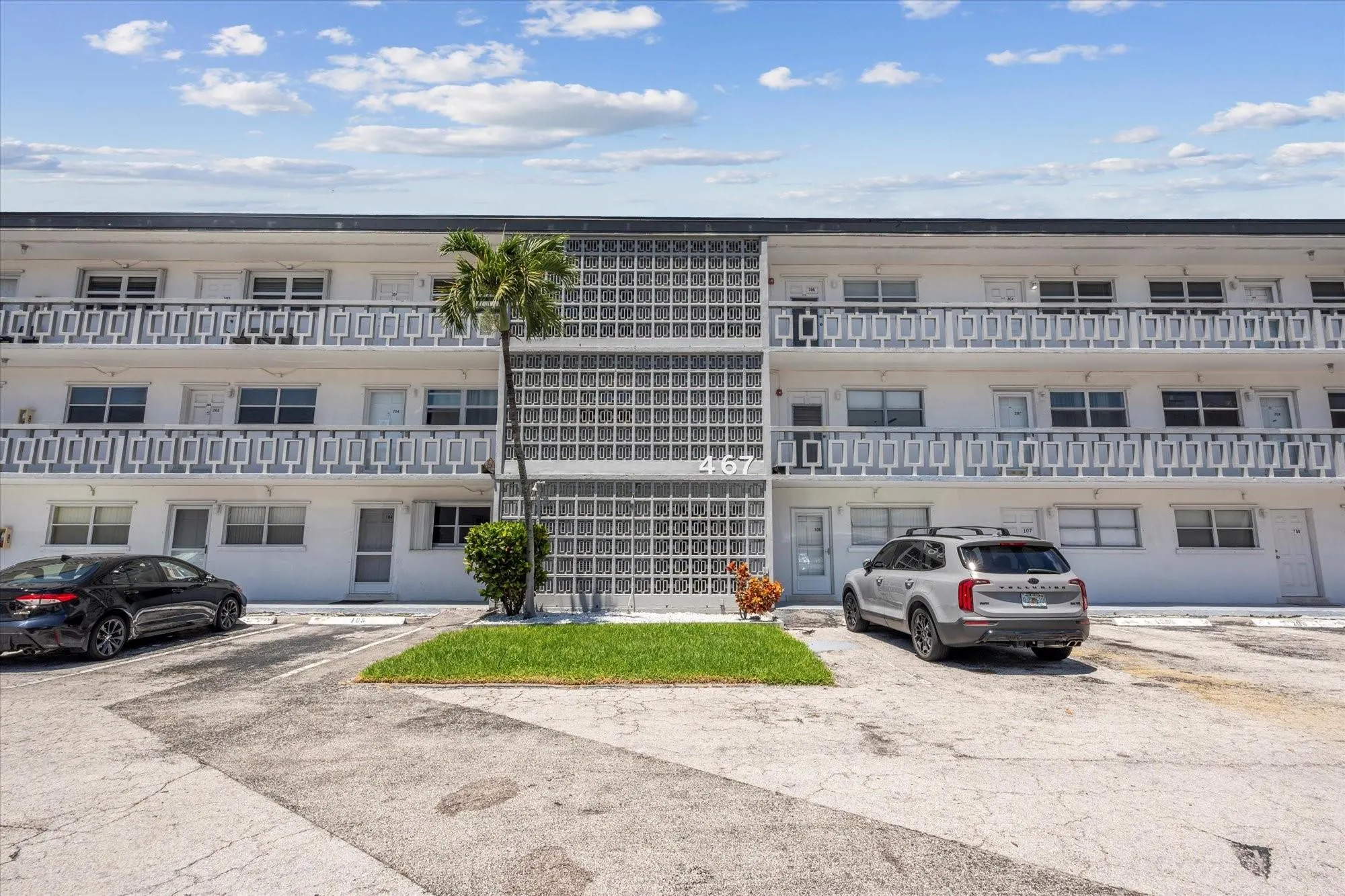 467 Golden Isles Dr, #206