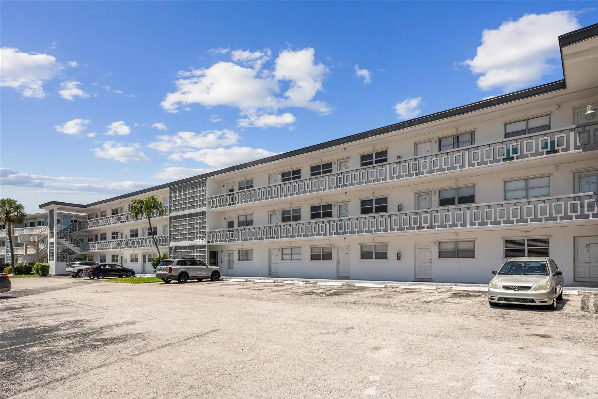 467 Golden Isles Dr, #206