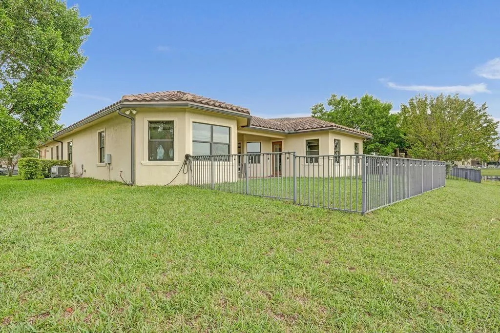 8210 NW 115th Way