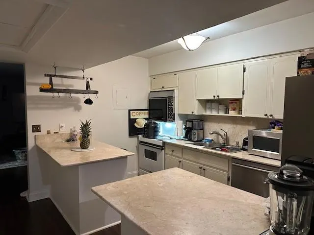 917 NE 16th Ave, #13