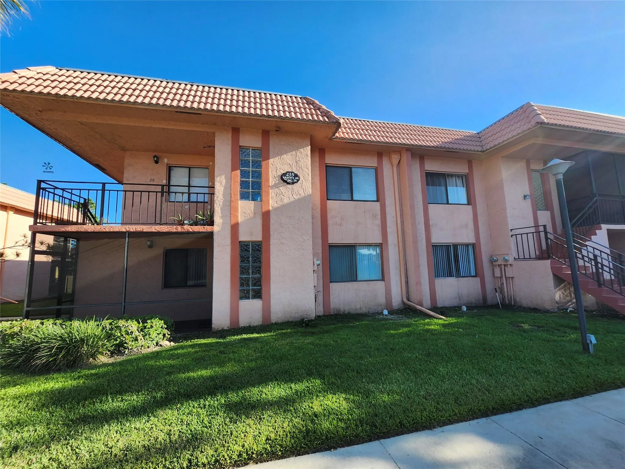 235 LAKEVIEW DR, #201