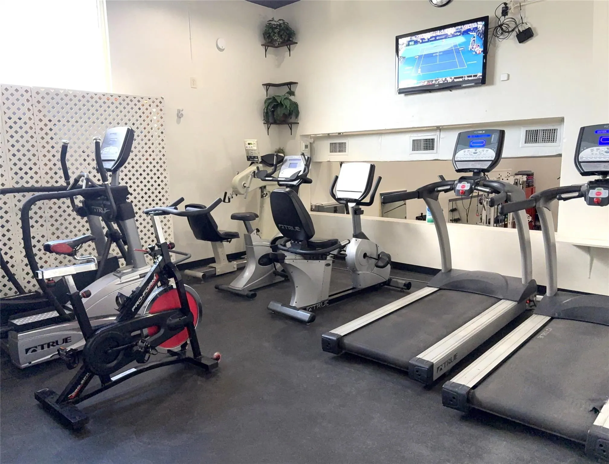 620 Tennis Club Dr, #305