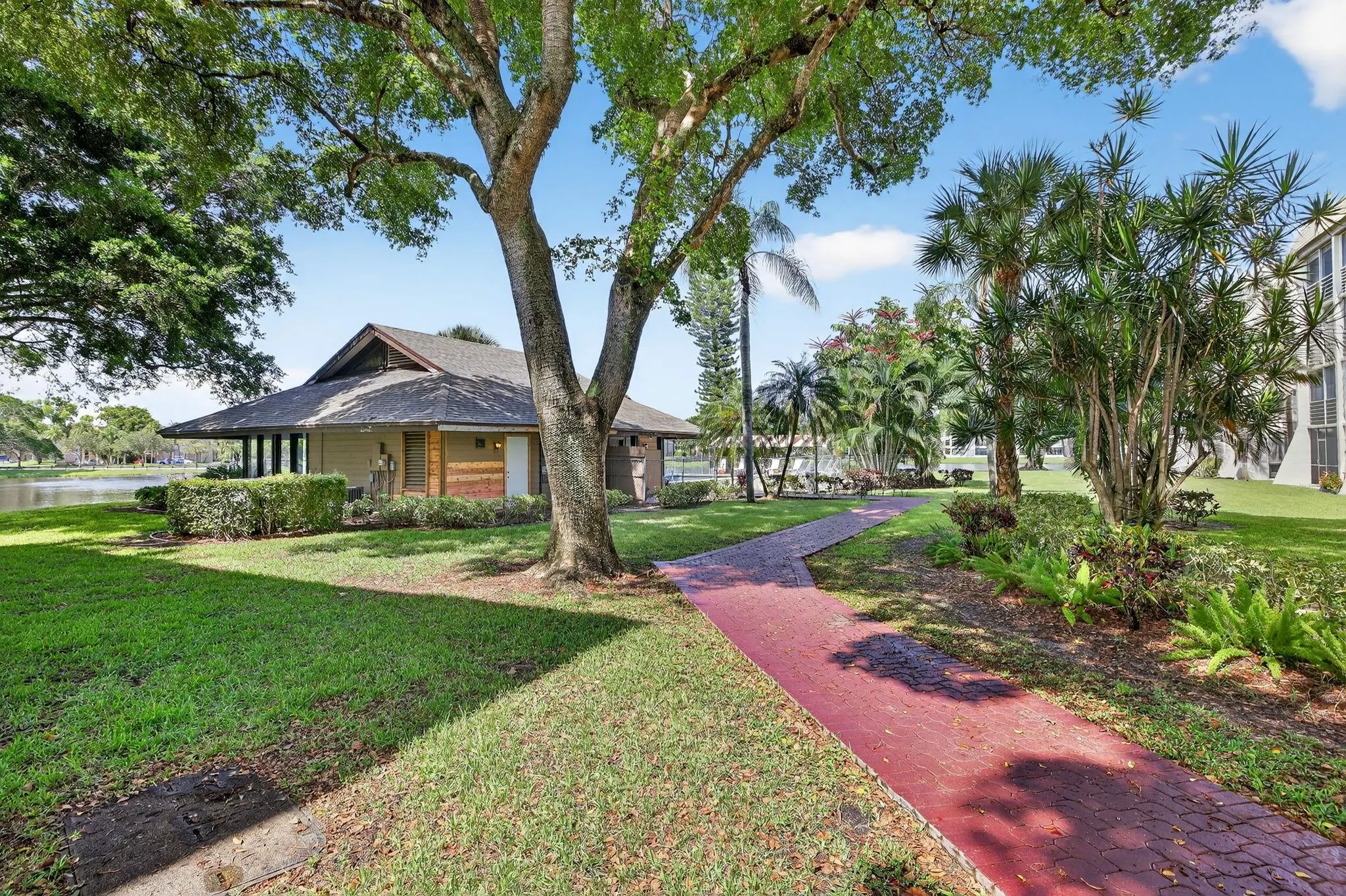 9440 Poinciana Pl, #401