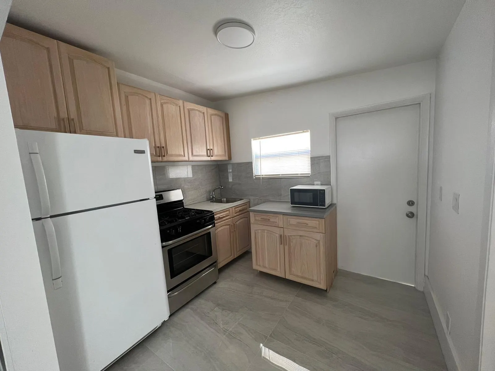 4040 NE 12th Ter