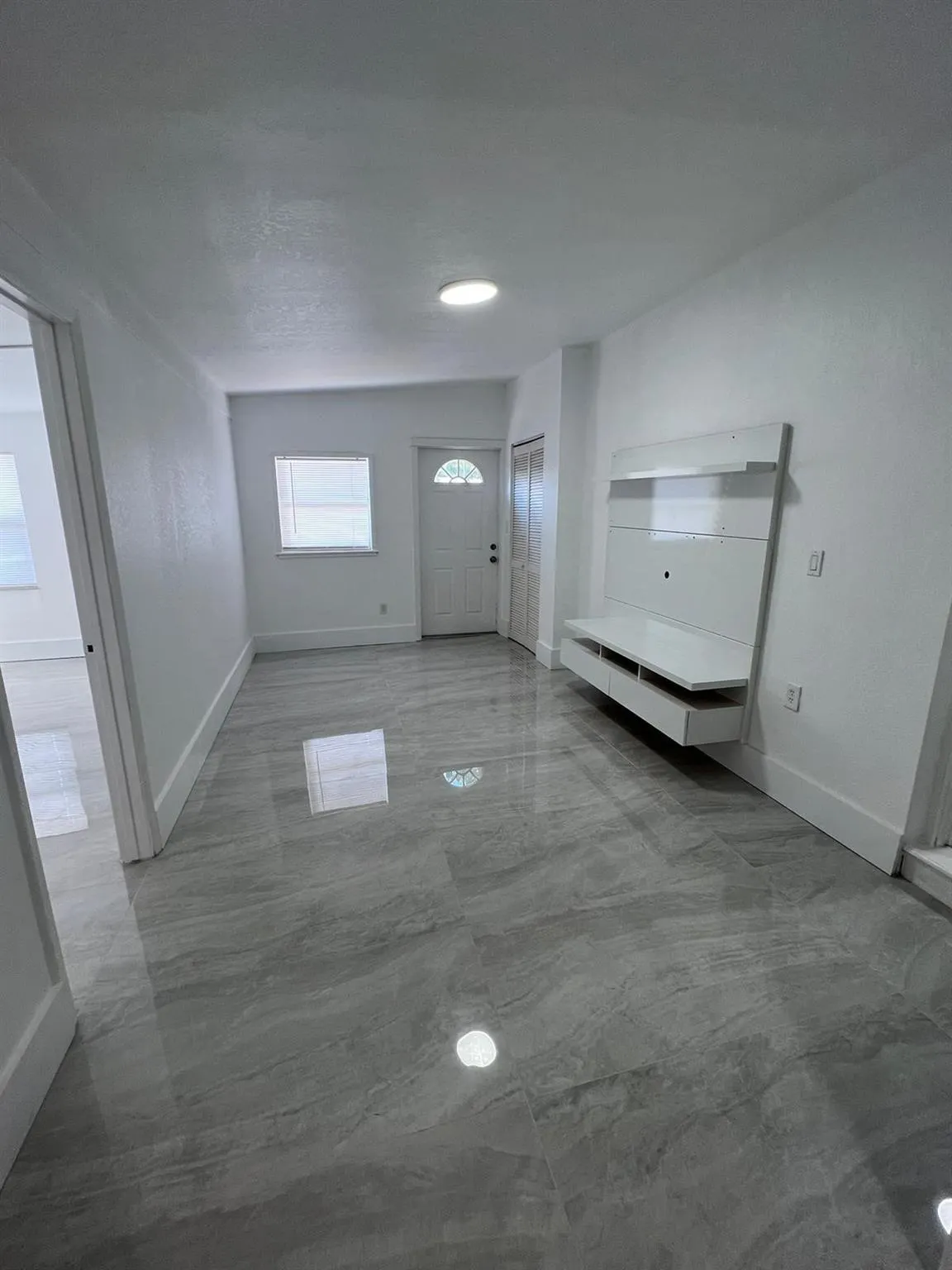 4040 NE 12th Ter