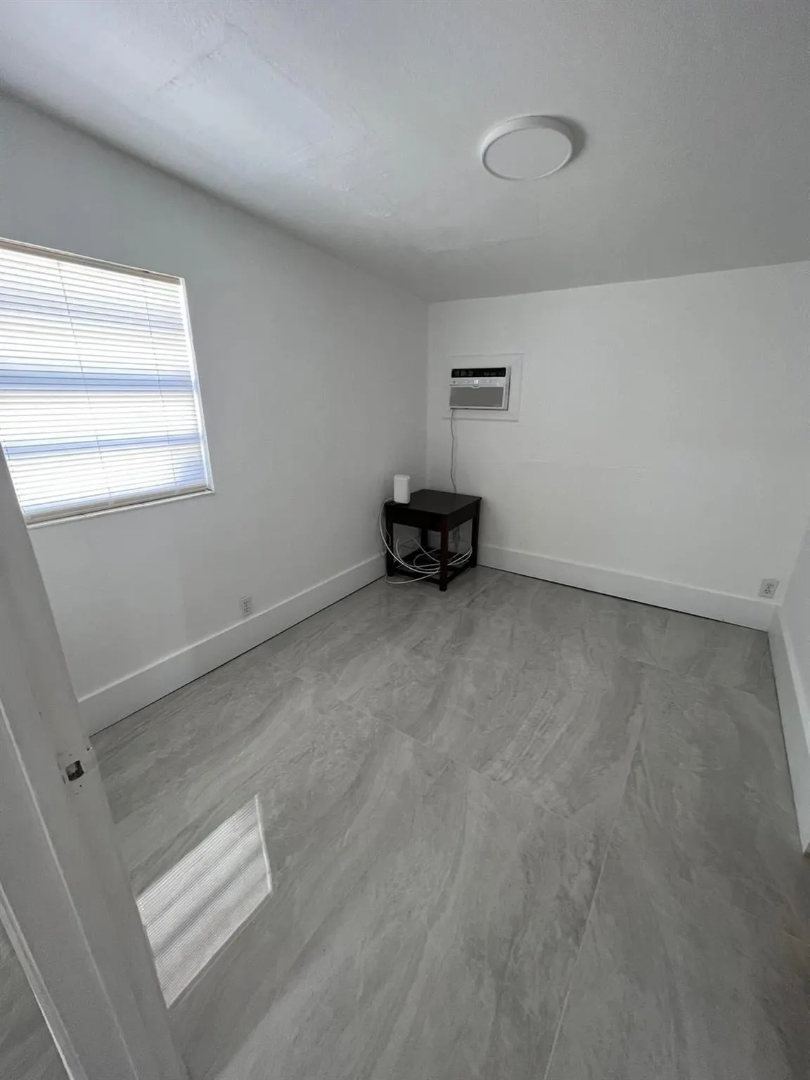 4040 NE 12th Ter