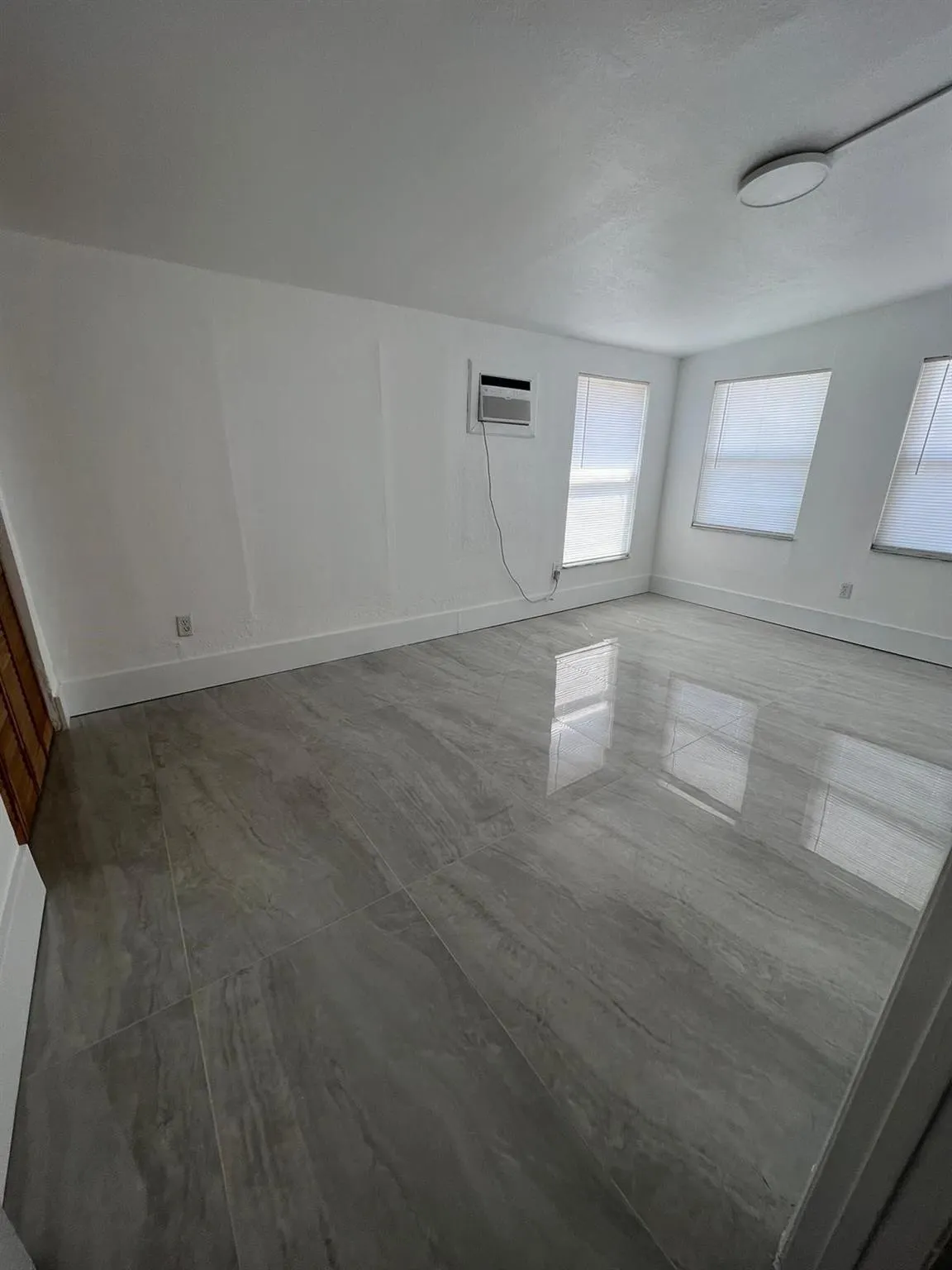 4040 NE 12th Ter