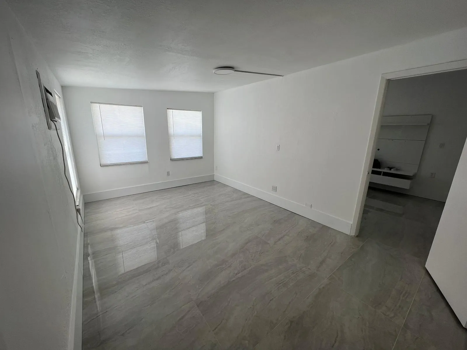 4040 NE 12th Ter