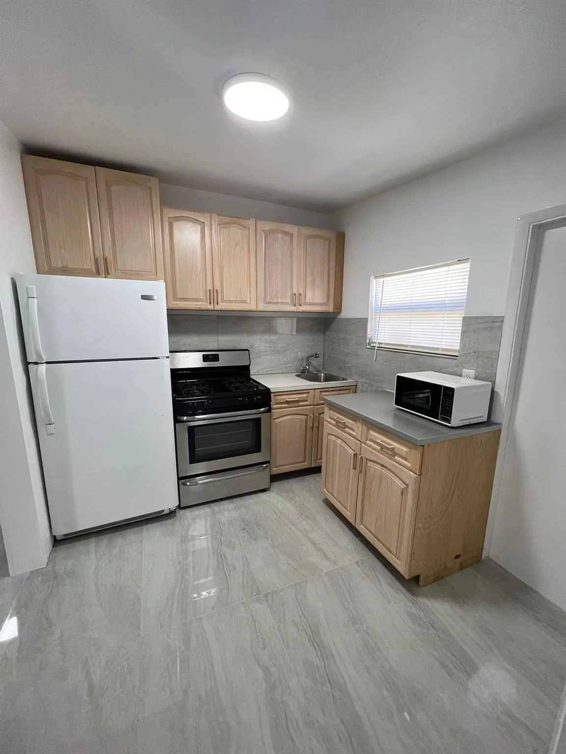 4040 NE 12th Ter