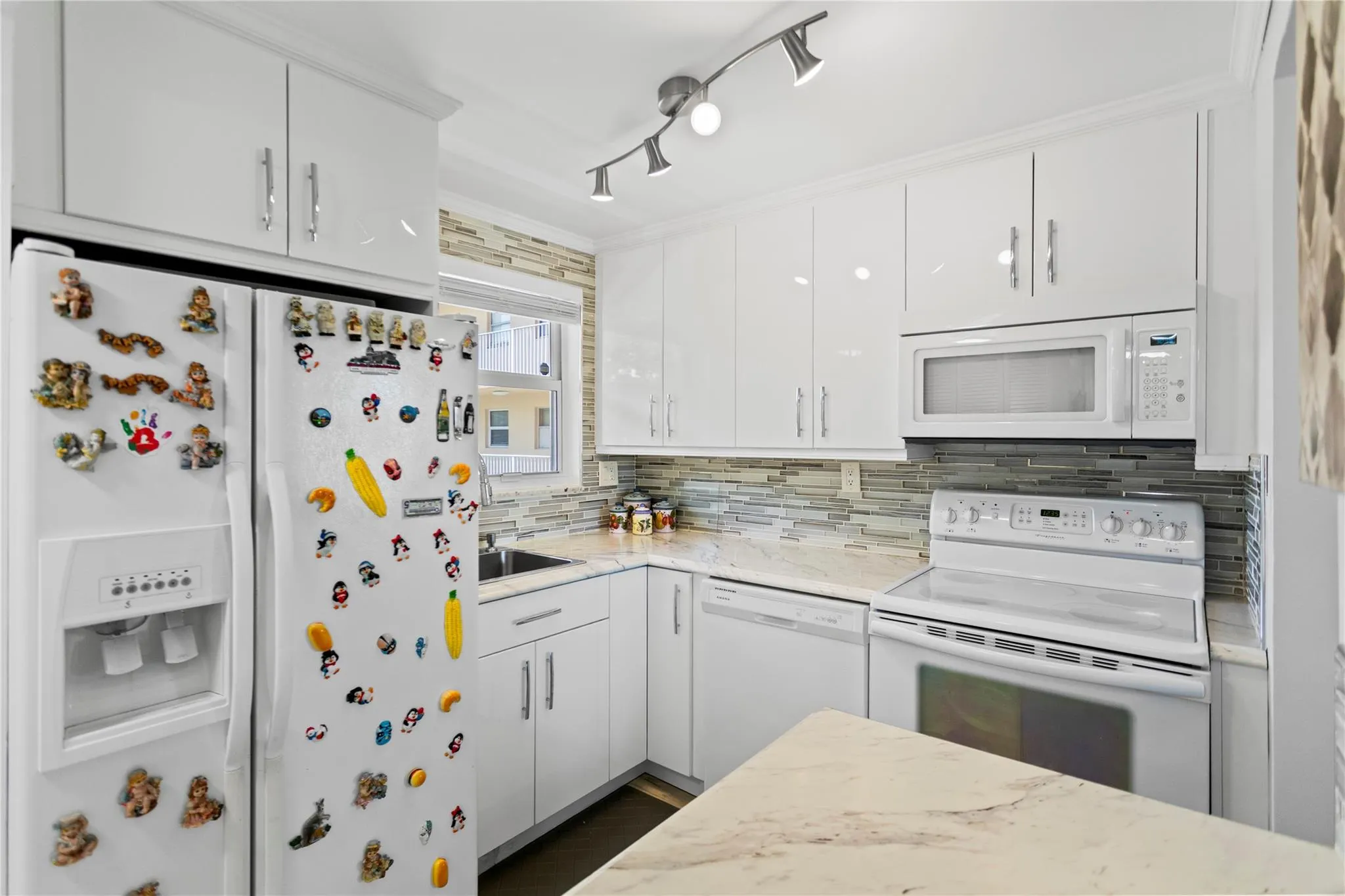2801 N Pine Island Rd, #208