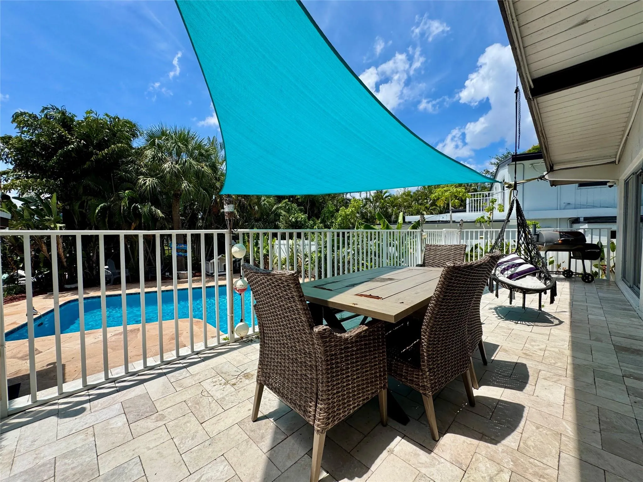 2413 Sugarloaf Ln