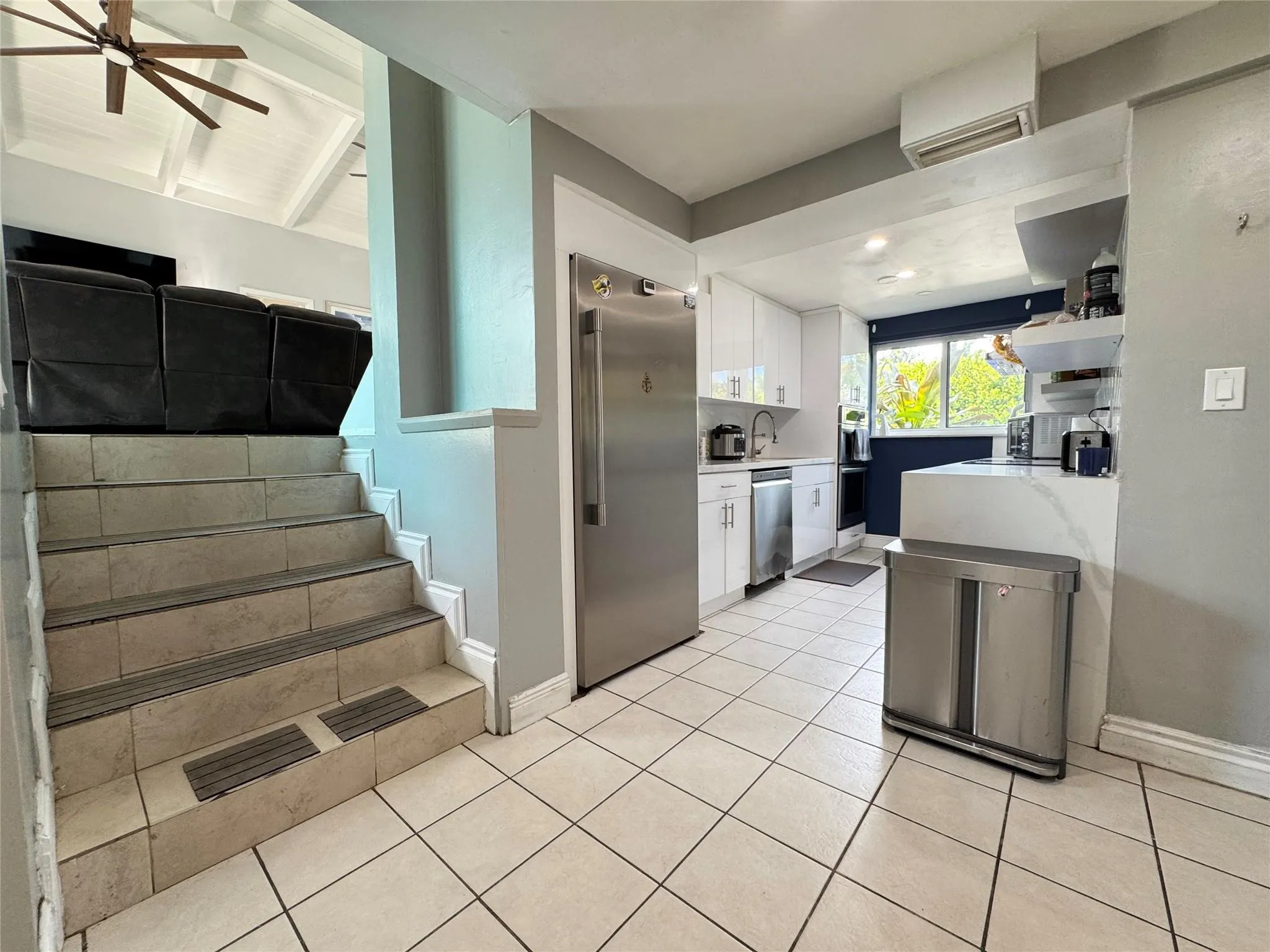 2413 Sugarloaf Ln