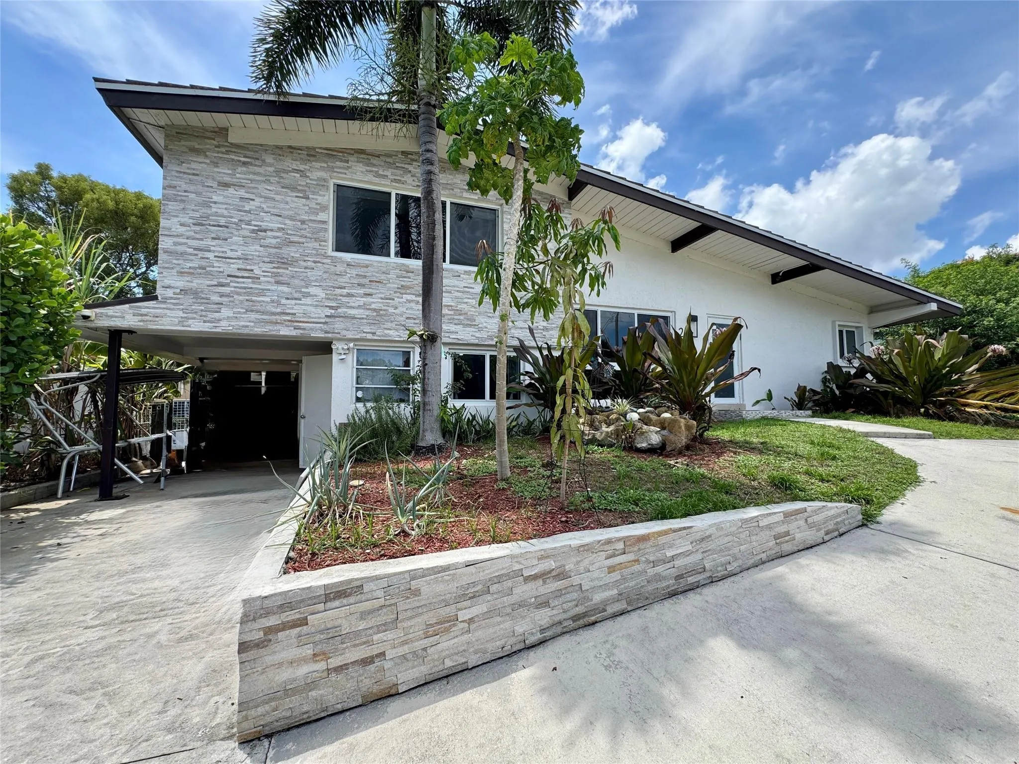 2413 Sugarloaf Ln
