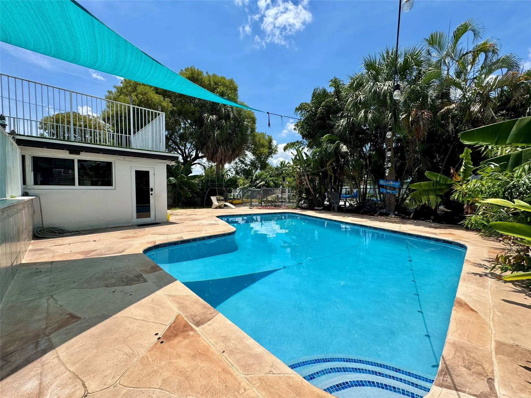 2413 Sugarloaf Ln
