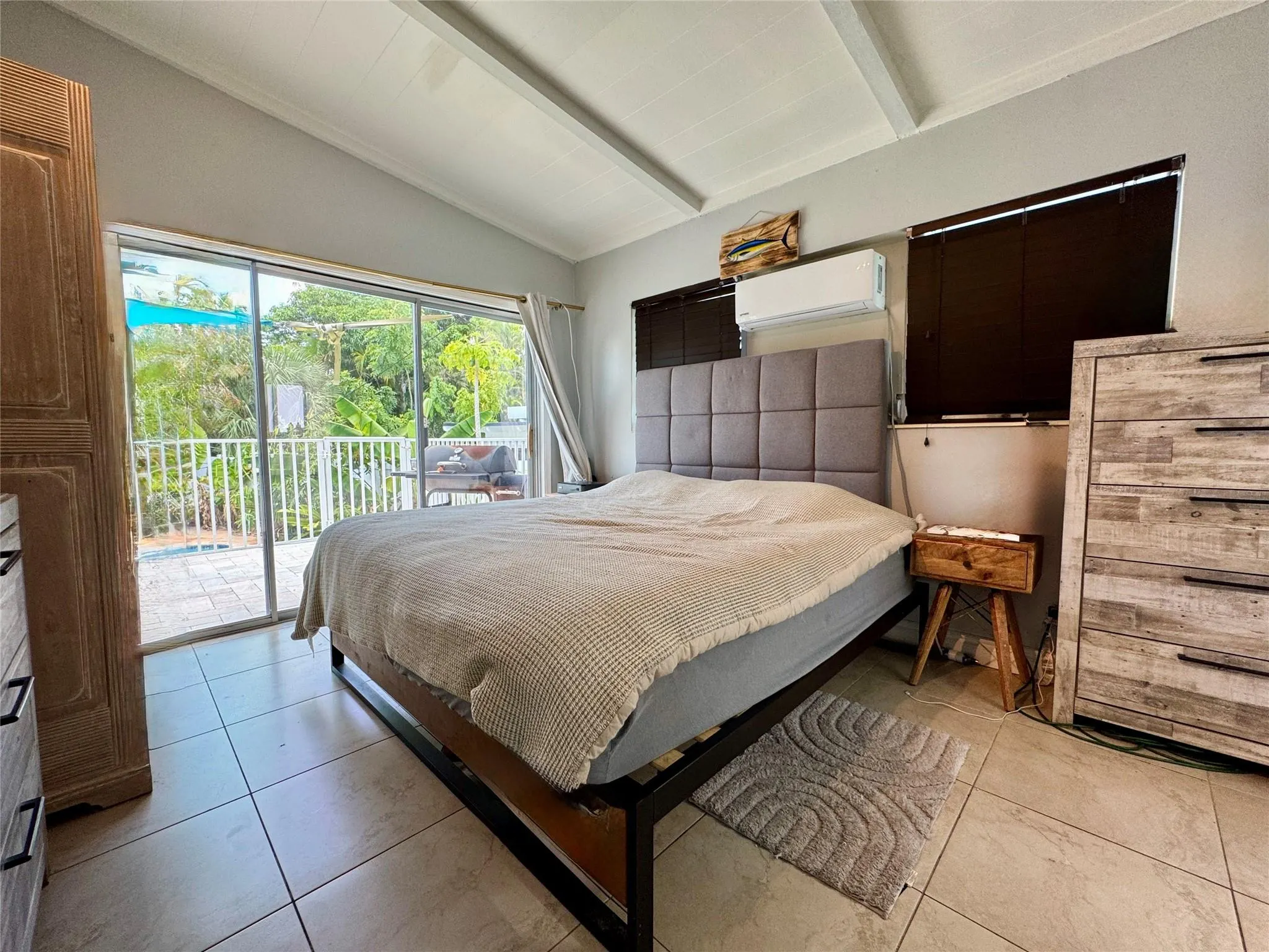 2413 Sugarloaf Ln