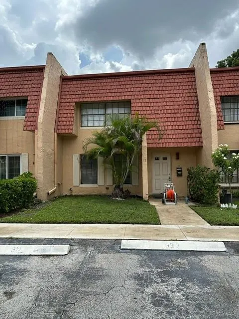 32 Spinning Wheel Ln, #32