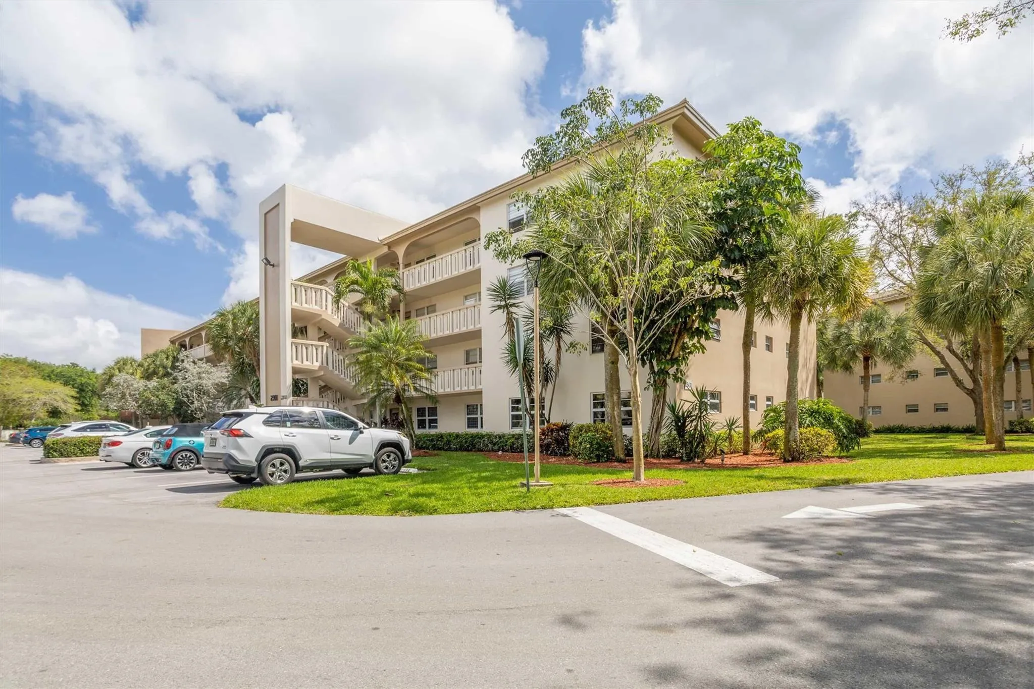 2301 Lucaya Ln, #04