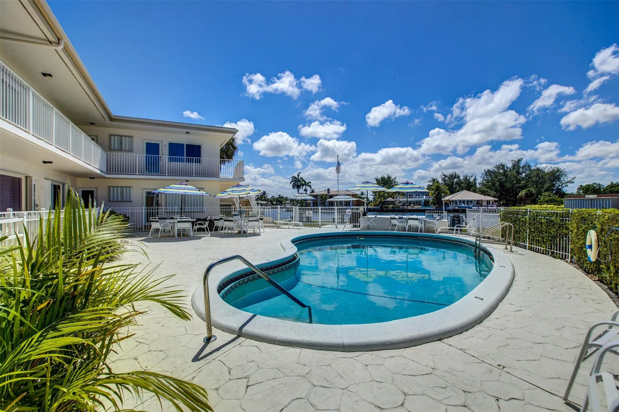 999 N Riverside Dr, #10