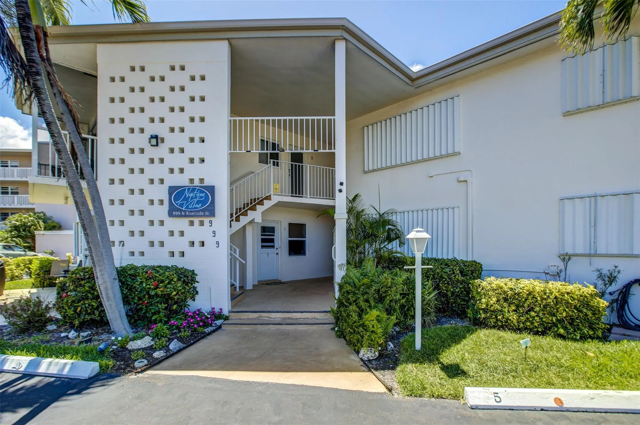 999 N Riverside Dr, #10
