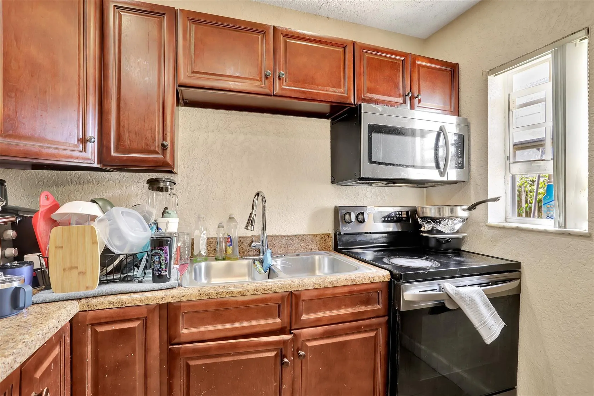 560 NW 21st Ct