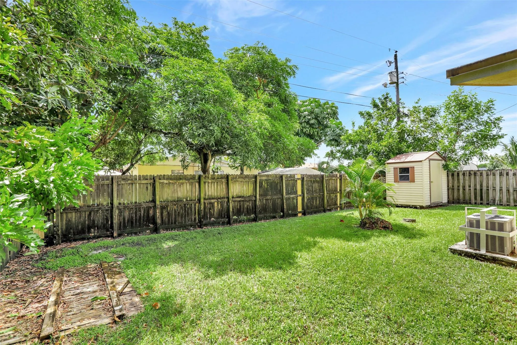 560 NW 21st Ct