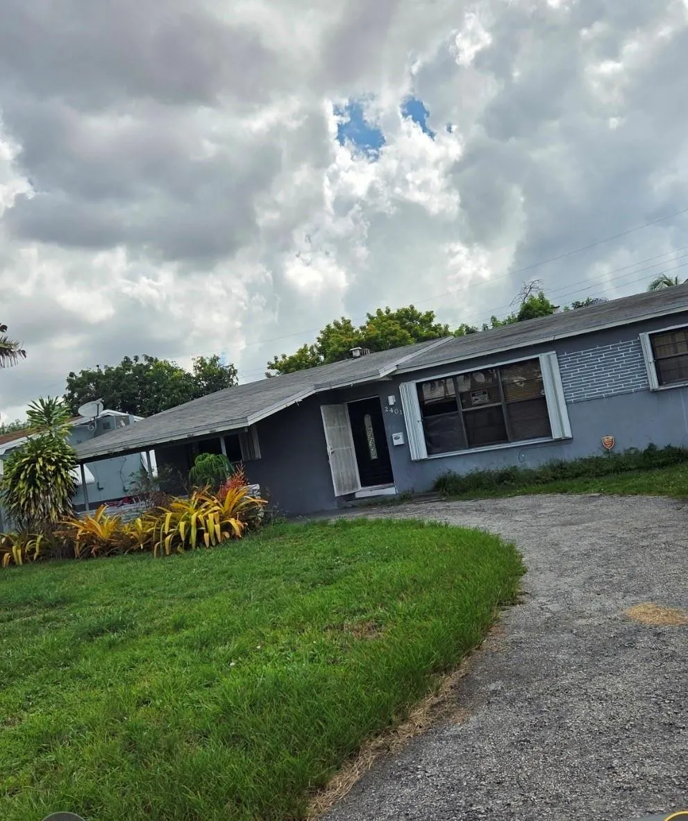 2401 Largo Dr