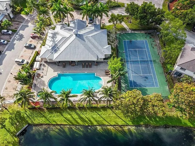 2033 Nassau Drive