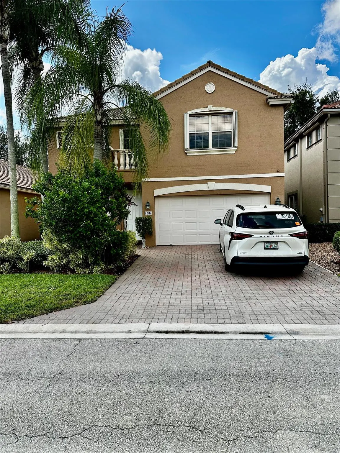 8564 Via Giardino