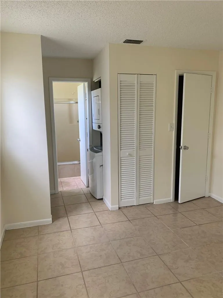 6001 Shakerwood Cir, #208