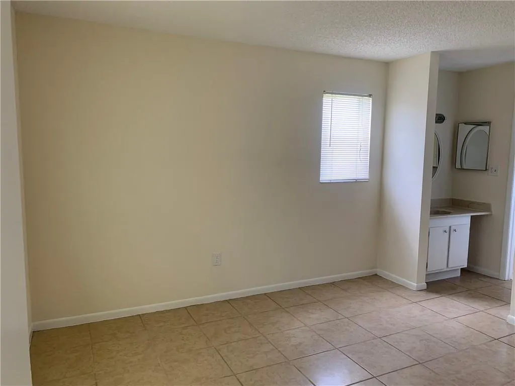6001 Shakerwood Cir, #208