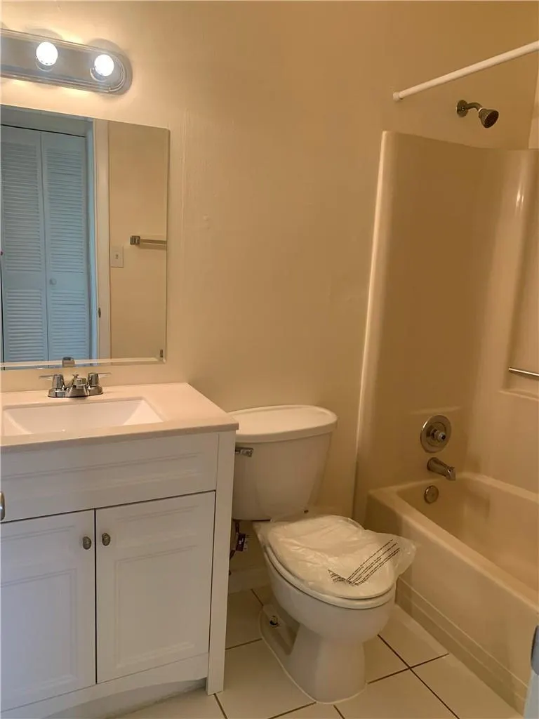 6001 Shakerwood Cir, #208