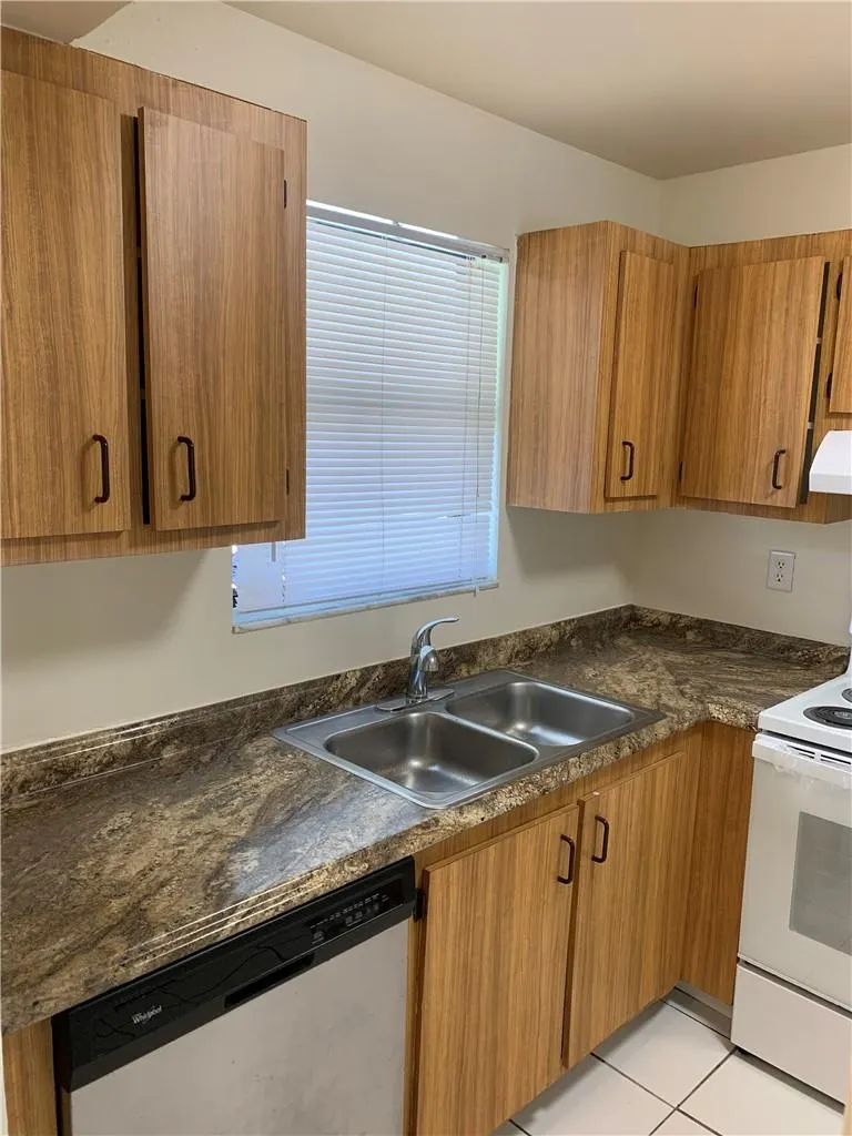 6001 Shakerwood Cir, #208