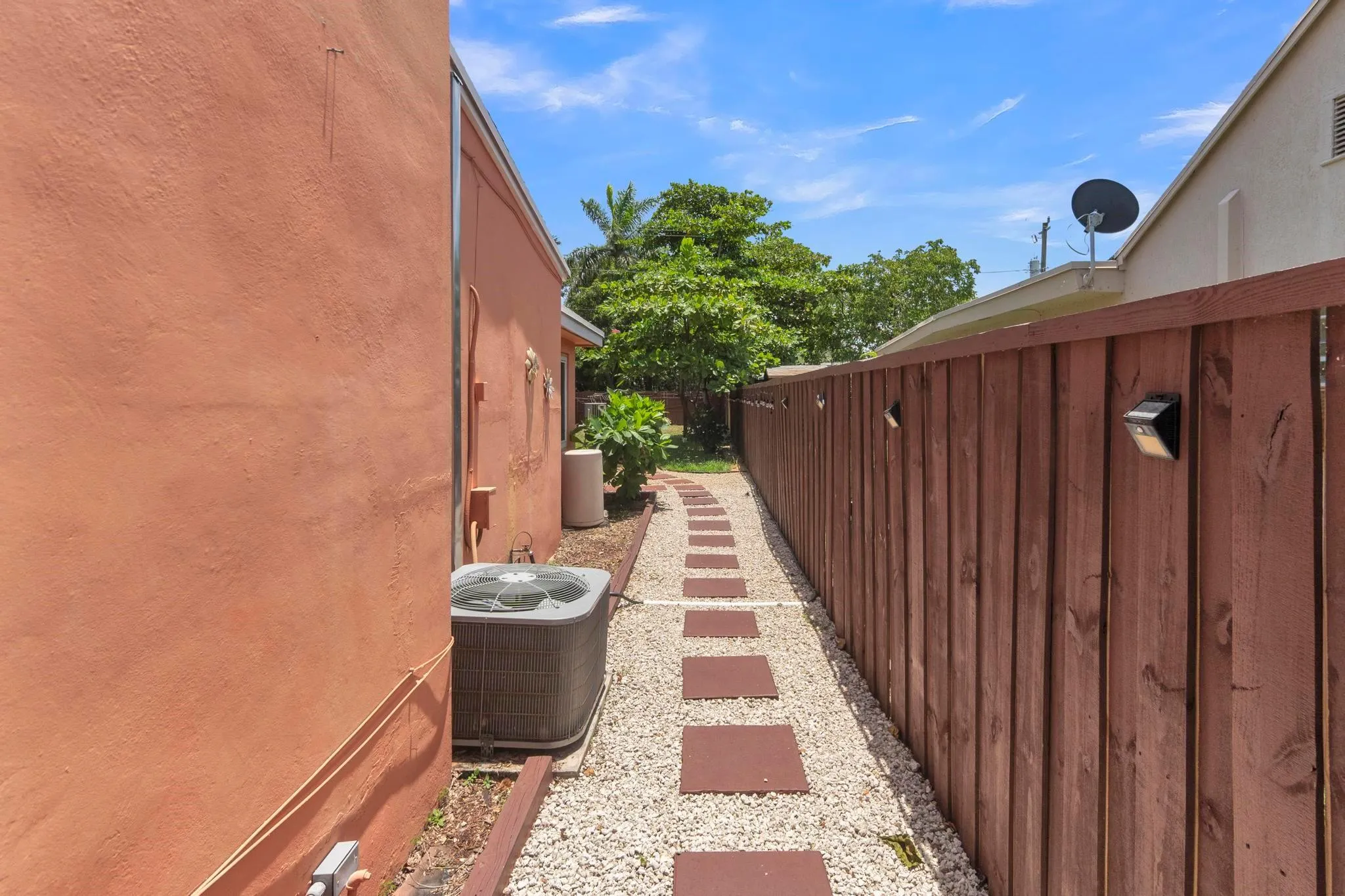 37 SW 11th St