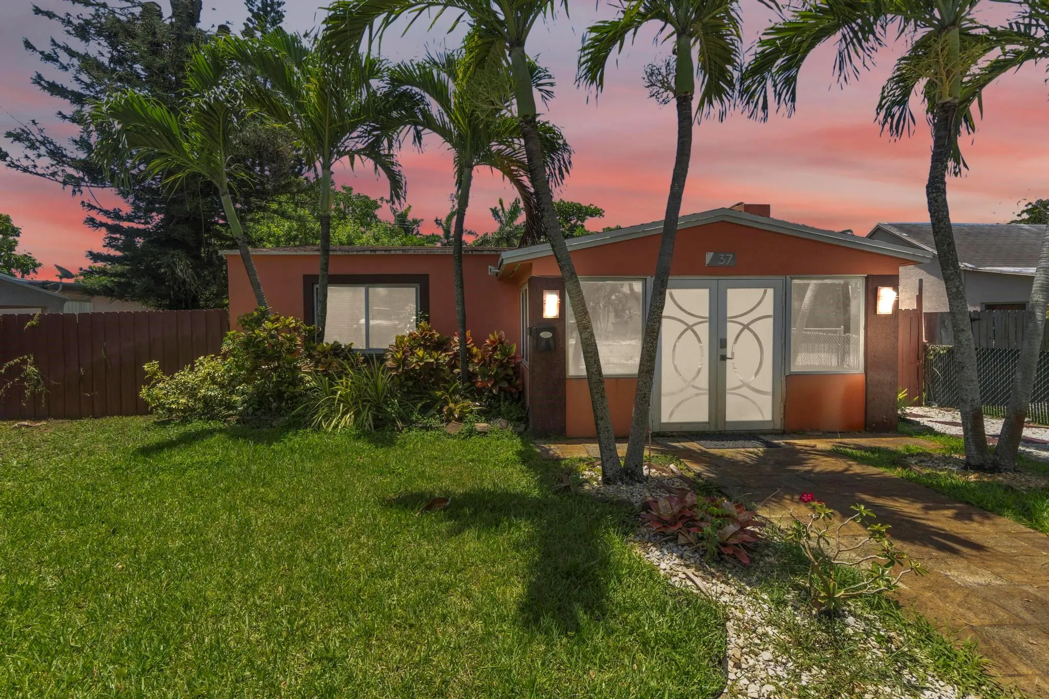 37 SW 11th St