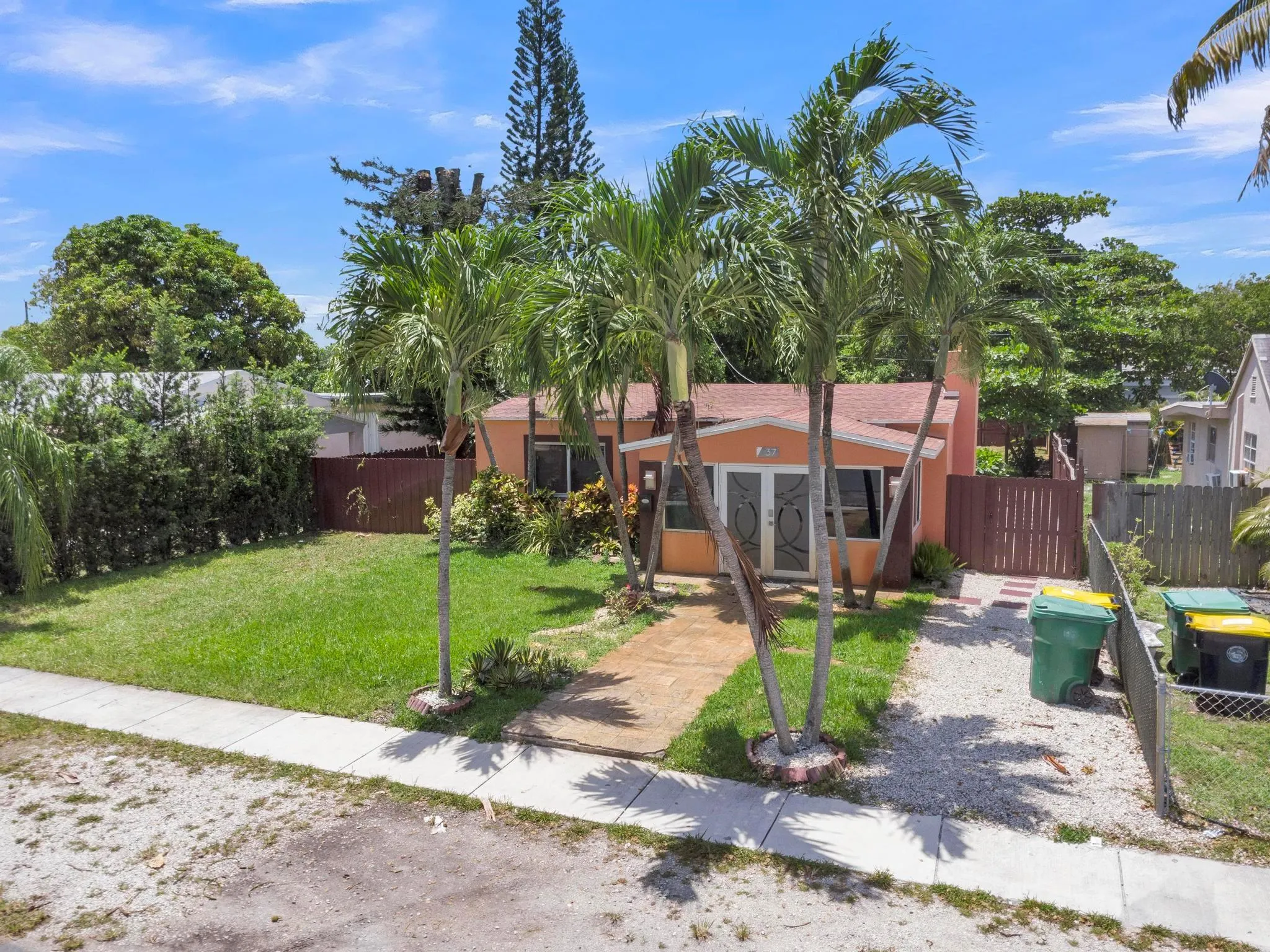 37 SW 11th St