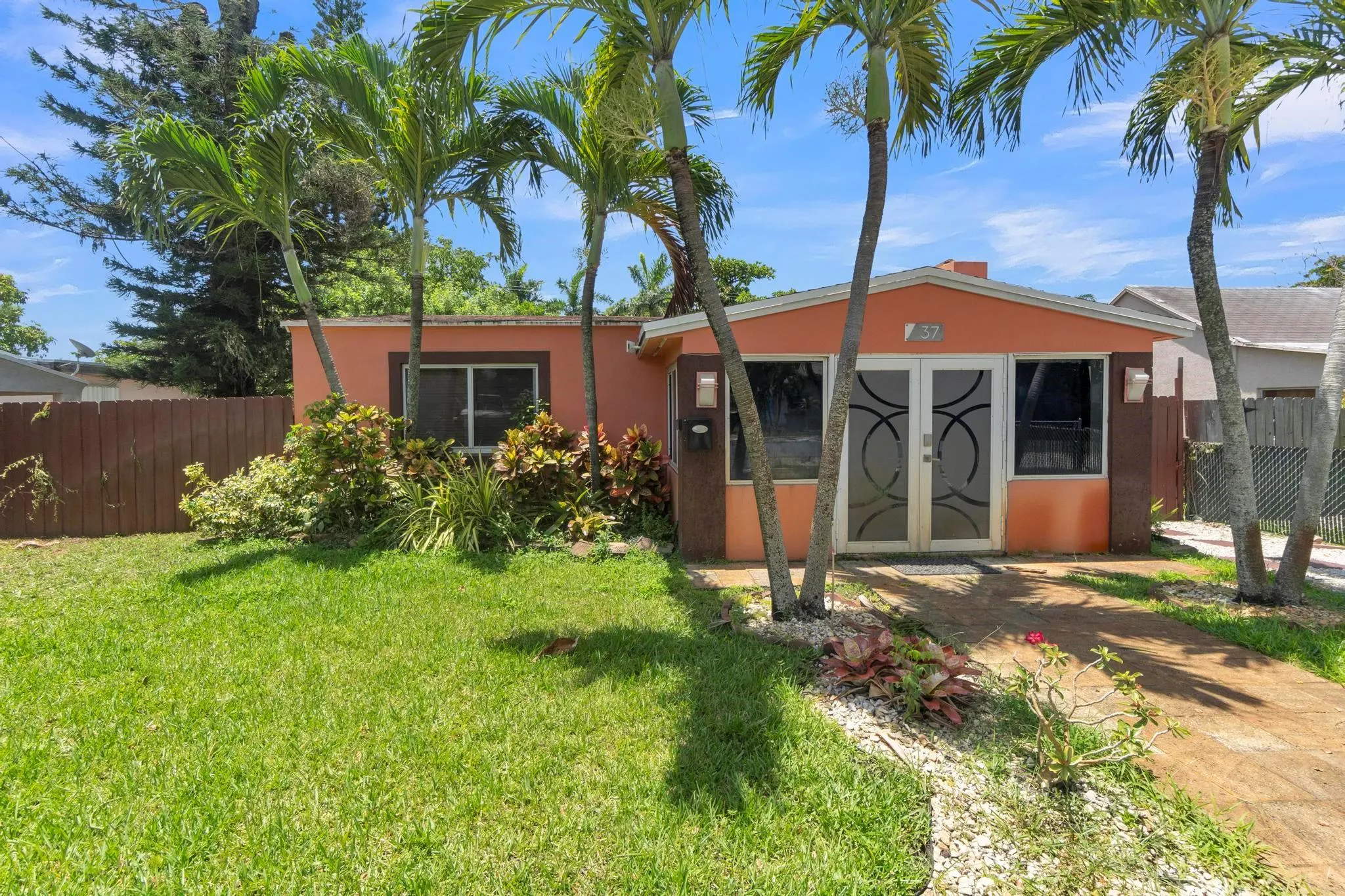37 SW 11th St