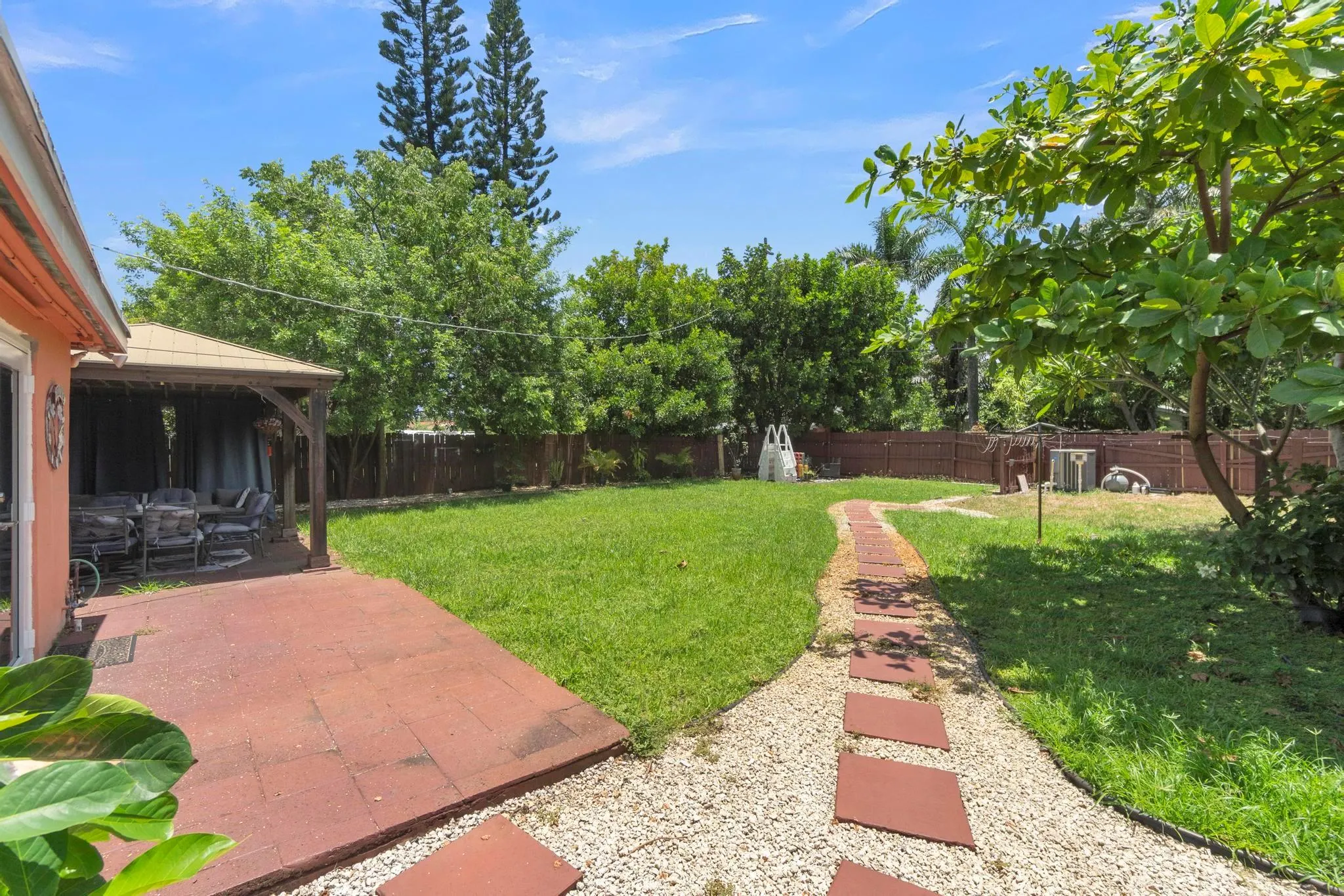 37 SW 11th St