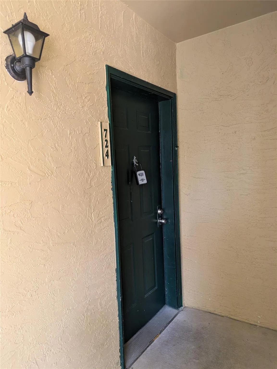 875 RIVERSIDE DR., #724